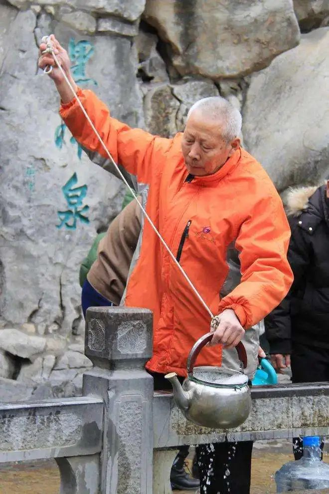 昼夜喷涌,盛水季时趵突泉的泉水分为三股是乾隆皇帝南巡时亲自封的.