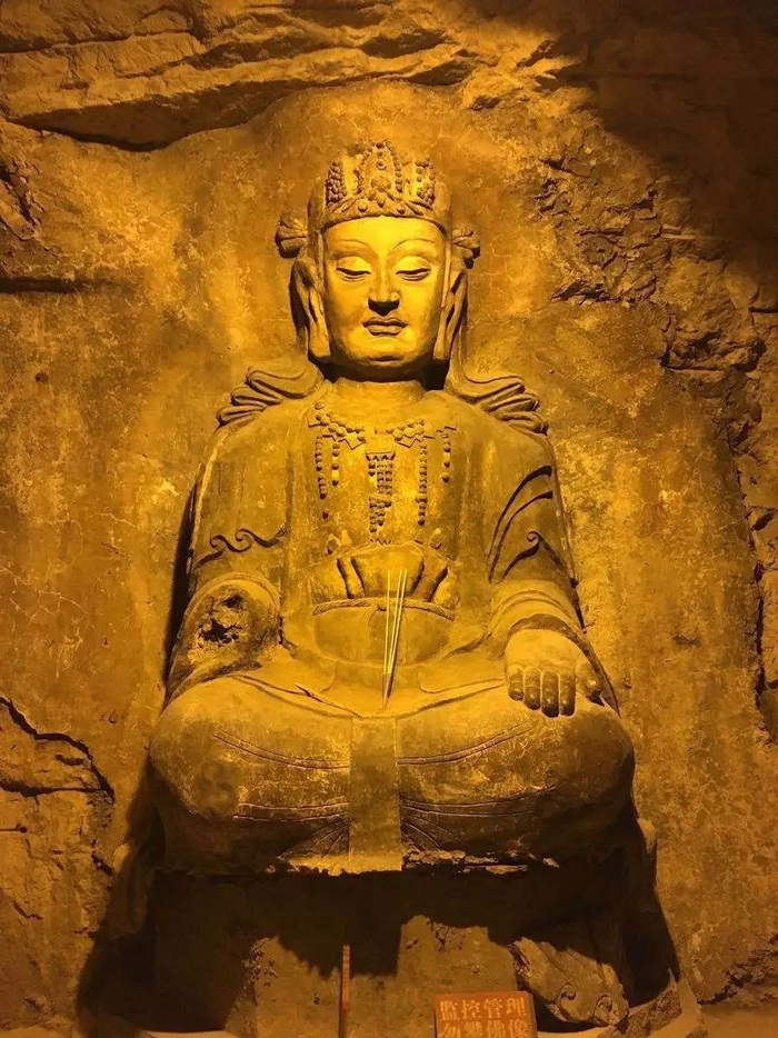洞内还有数不胜数的精美壁画,万佛洞拥有近三万尊的佛像,清澈的山泉书