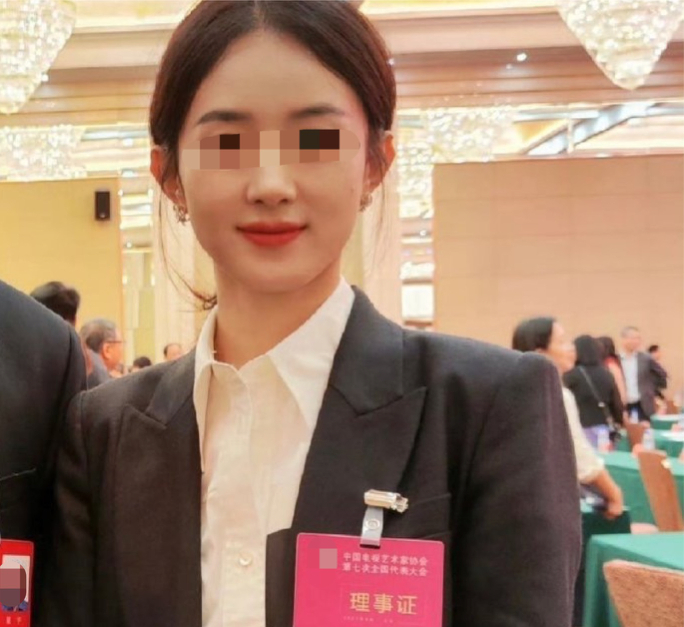 她一身黑色西装出席了会议,只是略施粉黛,看起来就非常耀眼.