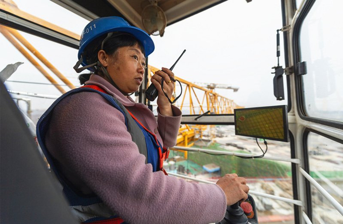 "云端"上的女塔吊司机:为城市建设贡献"她力量"|塔吊|司机_新浪新闻