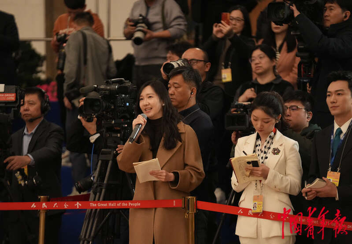 两会上的"她"风采|北京市|全国两会|李峥_新浪新闻