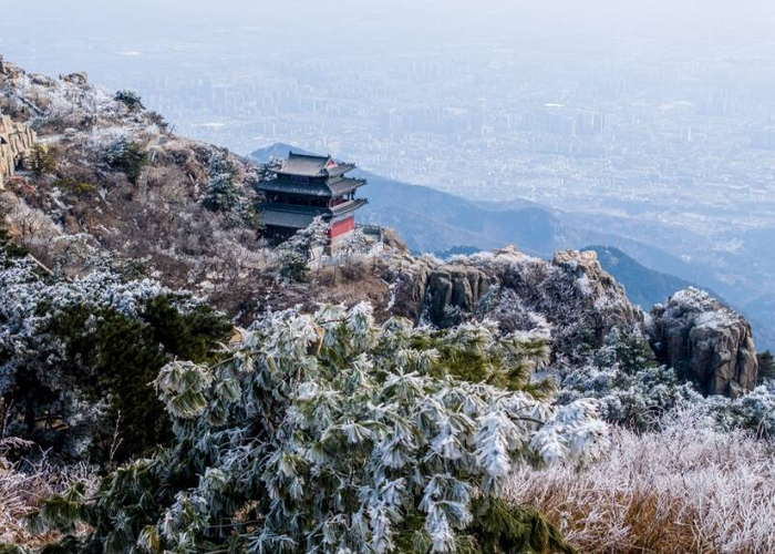 航拍泰山初春雾凇 仿佛置身于梦幻般仙境之中