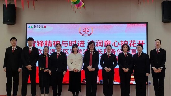 在学校会议室,立案庭庭长沈楠与党员干警认真聆听特教学校周校长对