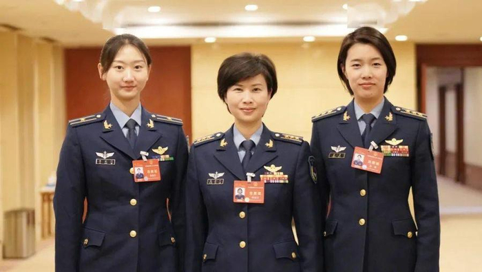 空军三代女飞两会"同框":飞行是职业,更是信仰|飞行员|全国两会_新浪