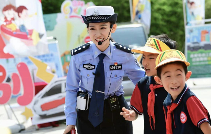 她经常出现在执法一线,记录讲好北京交警一个个感人故事.