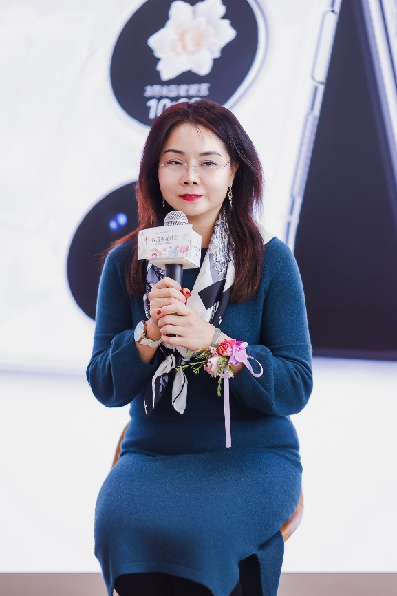 在花园对谈环节中,华为终端bg运动健康产业首席专家姜婷及多位女性