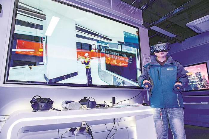     四川物通科技有限公司的技术人员演示虚拟现实职业培训系统