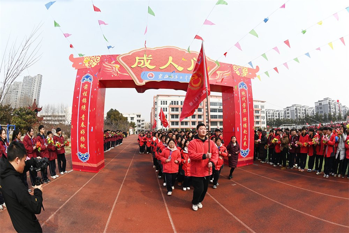 十八冠礼明大志 踔厉奋发向未来 东海二中举行2024届高三学生18岁成人