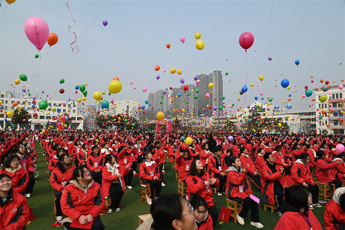 十八冠礼明大志踔厉奋发向未来东海二中举行2024届高三学生18岁成人