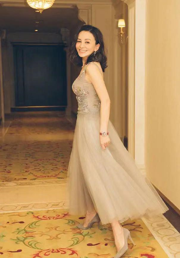 穿背心裙变"水蜜桃",齐肩卷发性感又迷人|王琳|背心裙|水蜜桃_新浪