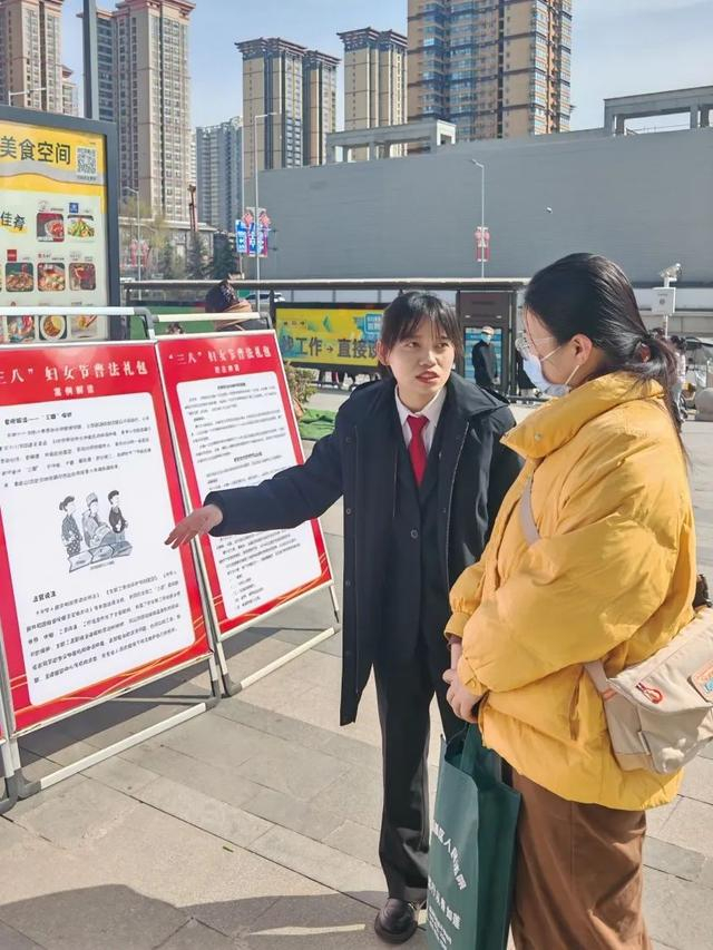 "三八"国际劳动妇女节当天,莲湖法院妇委会联合区妇联在人流量密集的