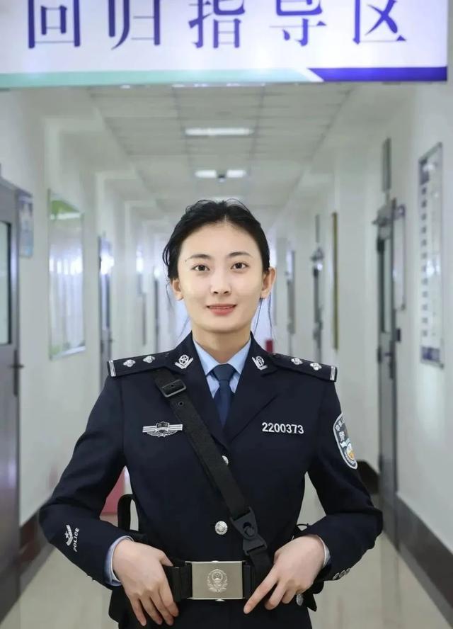 女警察短发照片图片