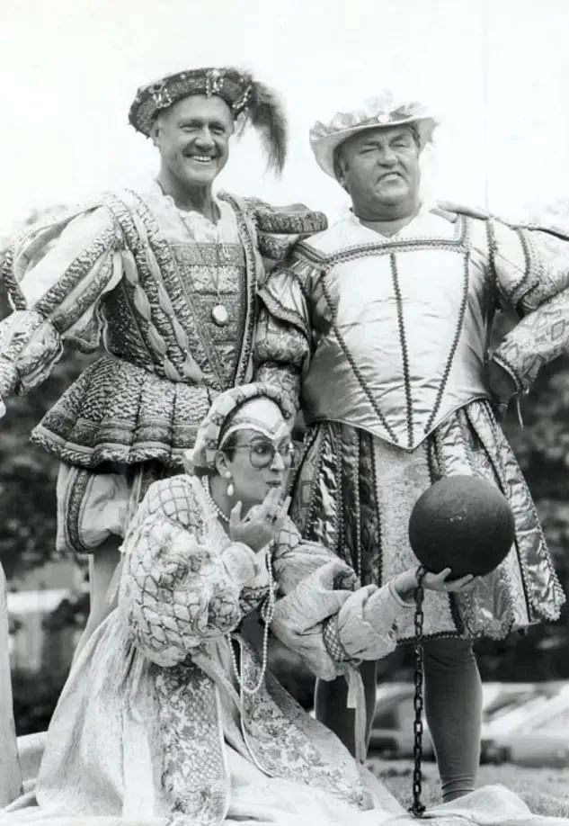 (霍尔与其他主持人苏·波拉德和莱斯·道森)到2004年,爱德华的ardent