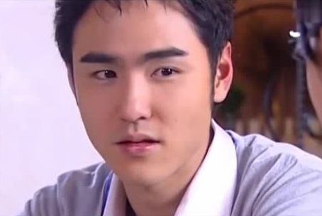 阮经天自己曾在综艺上爆料,就连他的爷爷奶奶也曾将明道的照片错认为