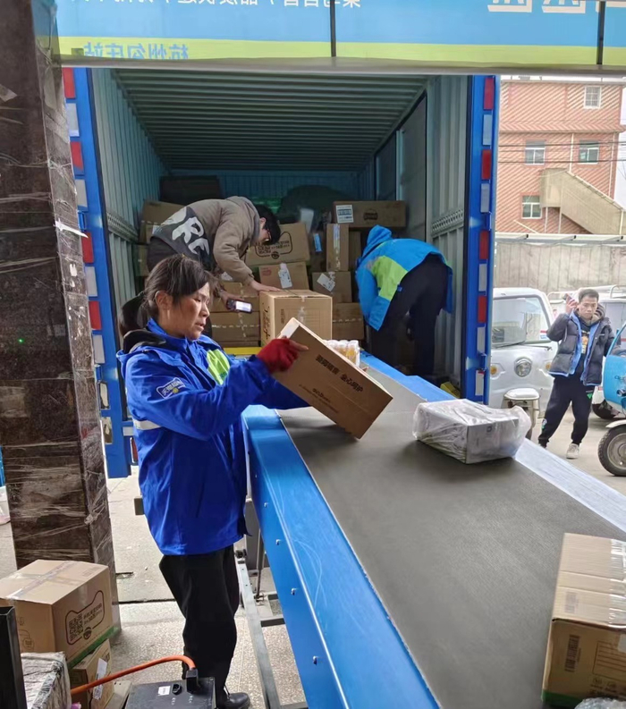 通常是一天中快件最多的一趟,李司曲要在快递车到来后完成卸货,整理