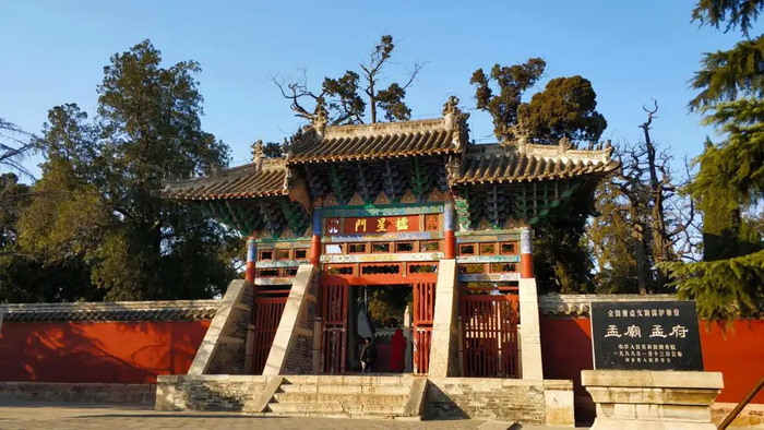 孟府孟庙仅一街之隔坐落在孟子故里邹城的孟府,孟庙都有着深远的影响.