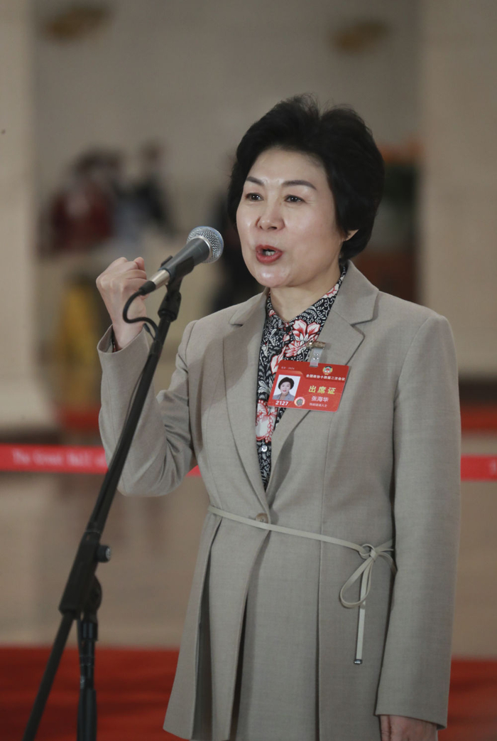 两会镜距离 | 她们的风采|两会|全国人大|李利_新浪新闻