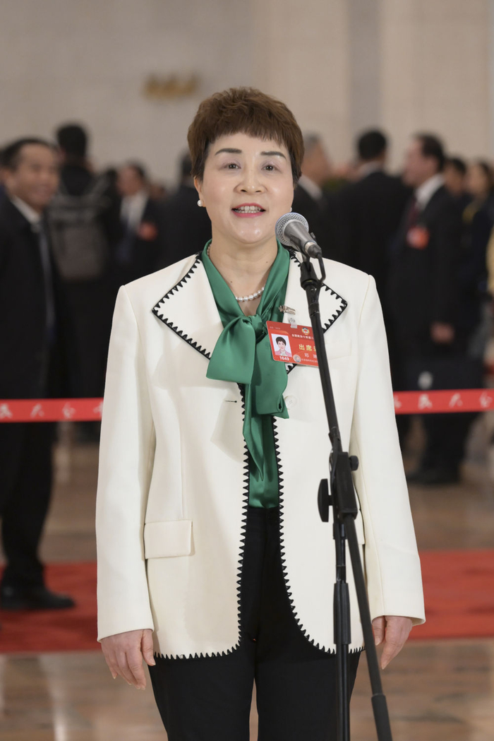 两会镜距离 | 她们的风采|两会|全国人大|李利_新浪新闻
