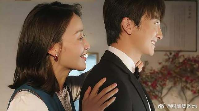 白姐给老胡系领结不料被同事看见是女朋友吧