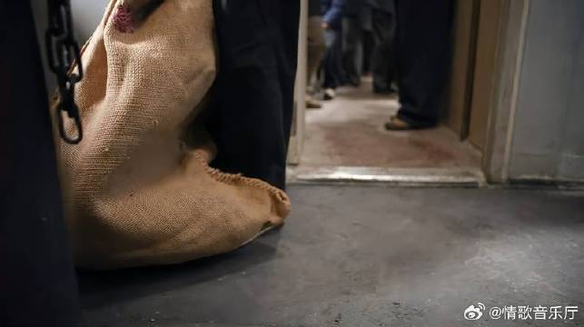 亲妈让小孩独自上厕所被人贩子用麻袋套走当场崩溃