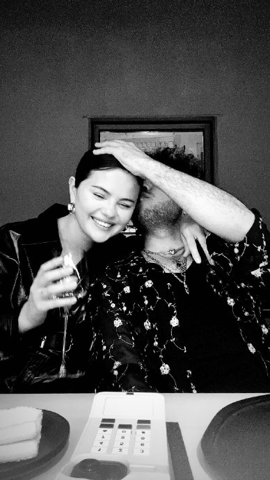 赛琳娜再秀与男友benny blanco甜蜜合影为其庆祝36岁生日!