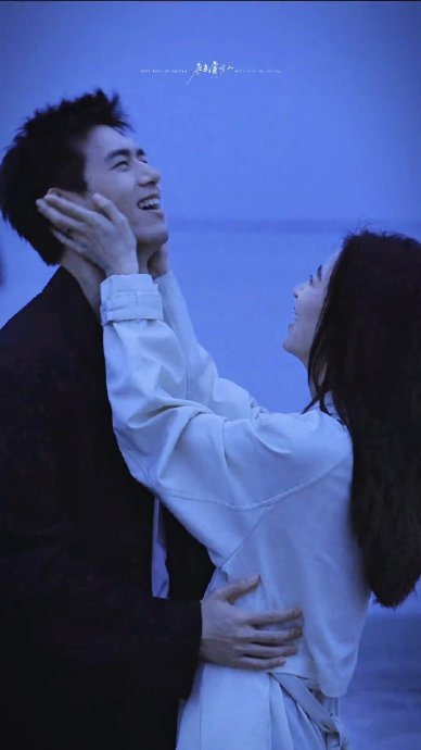 《春色寄情人》海边吻戏,在海边牵着手拥抱,接吻,好浪漫的画面