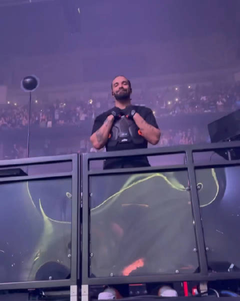 drake在巡演时对台下粉丝穿的diy周边表示喜爱