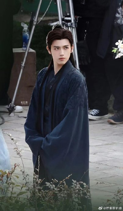 没看出来陈飞宇还挺适合古装的,宜古宜今的,挺帅的|陈飞宇_新浪新闻