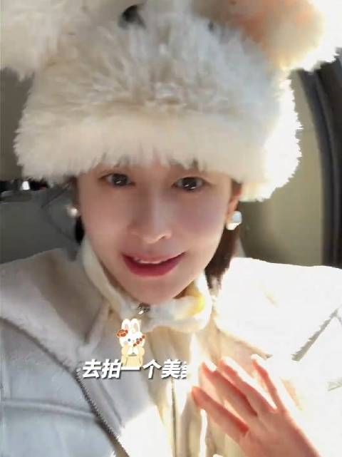 颖儿带女儿小月亮去拍汉服写真小月亮很活泼可爱