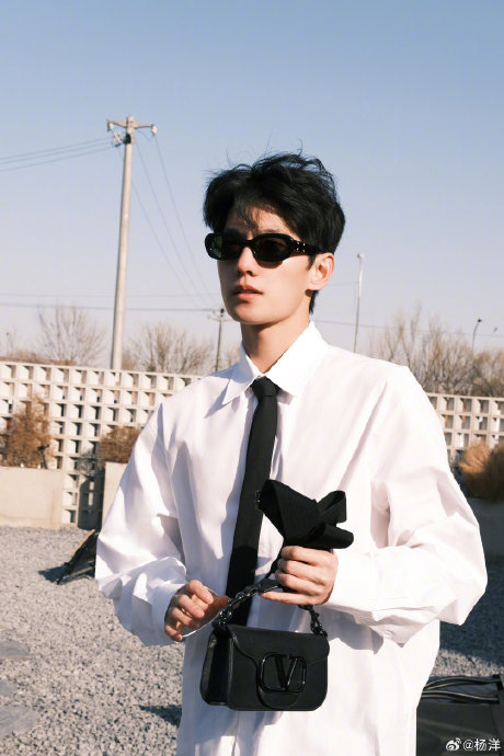 杨洋最新造型,杨洋戴着墨镜穿着白衬衫黑领带鲨回来了|杨洋_新浪新闻