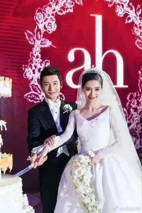 婚礼的钱是迪奥出的,婚纱是迪奥给的,所有婚纱照的服装和配饰也是迪奥