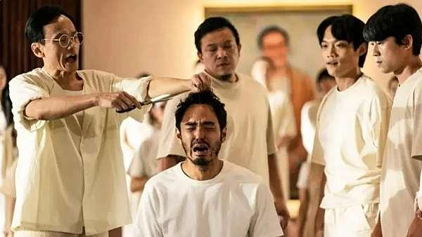 ▲“新心灵舍”为陈桂林举行洗礼仪式。图源：电影《周处除三害》