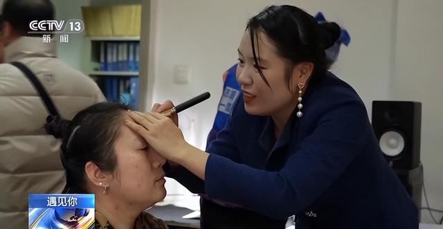 90后姑娘失明后成为盲人化妆师 靠听觉和触觉感知世界|肖佳|化妆师