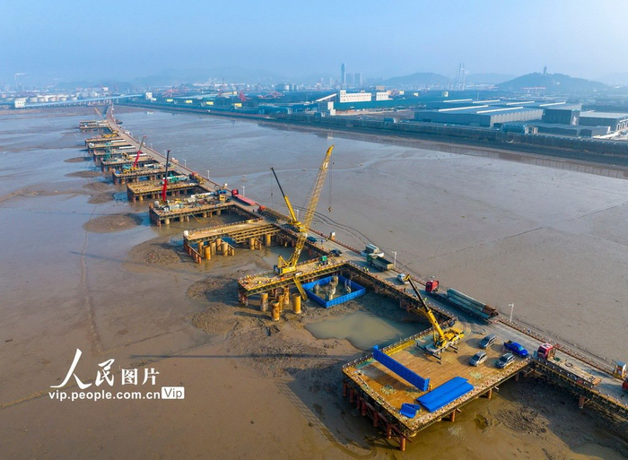 浙江省杭甬高速复线宁波段三期项目工地,建设工人在确保工程质量的