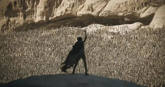 关于这个救世主会来到厄拉科斯星球,解放弗雷曼人的传说,其实是被姐妹