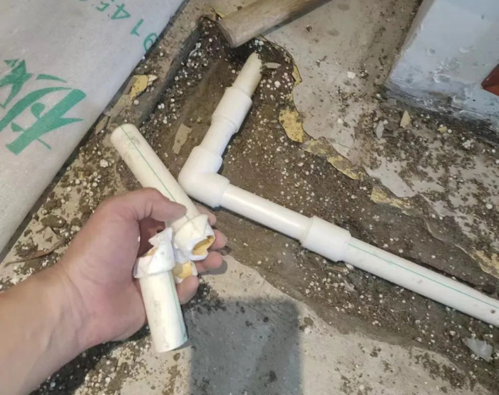 管线漏水;二是管线老化,10年前大多使用普通的pvc水管来进行管道连接