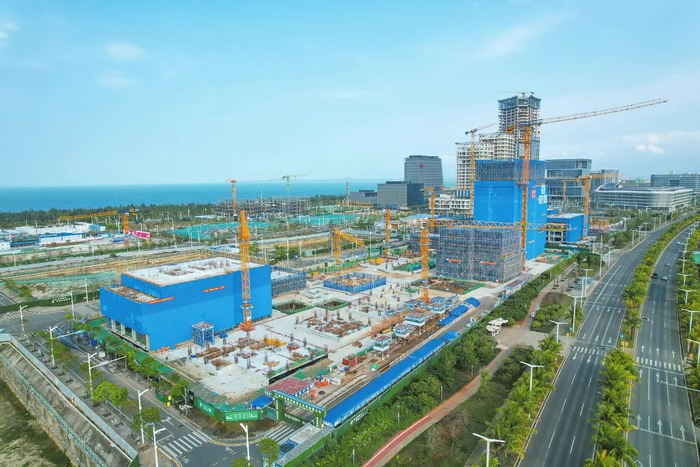 俯瞰位于江东新区的海控·江东广场项目，现场一派繁忙的施工景象。记者 孙士杰 摄