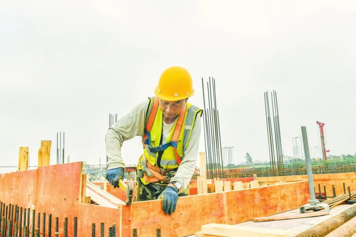 在江东新区高品质饮用水水厂项目现场，施工人员正在加固模板。记者 孙士杰 摄