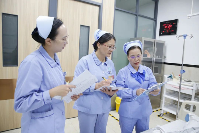 东莞石碣镇社区卫生服务中心副主任李启芬,爱岗敬业,以满腔热血扎根