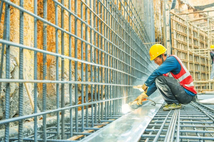 近日，在位于江东新区的海文南路市政化改造项目现场，施工人员正在焊接钢筋。记者 孙士杰 摄