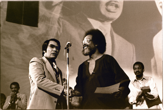 ▲头目吉姆·琼斯参与活动画面。图源：《雅虎新闻》