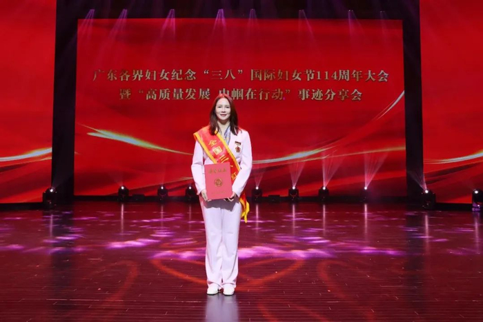 热烈祝贺东莞这位又美又飒的女企业家荣获全国三八红旗手称号