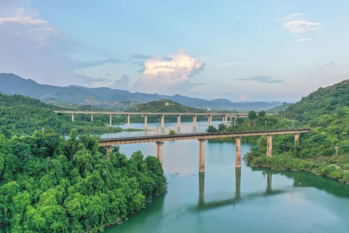趟列车行驶在南昆铁路区间多为白天时段可以领略沿途风光之精华t381次