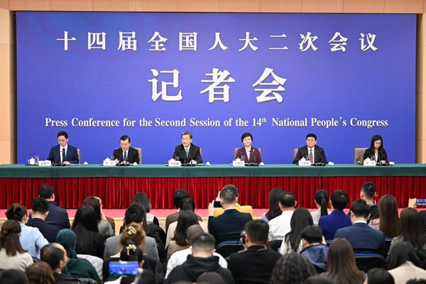 来源:新华社被困于拥堵的车流,能够立刻插翅起飞,是许多人的梦想,这