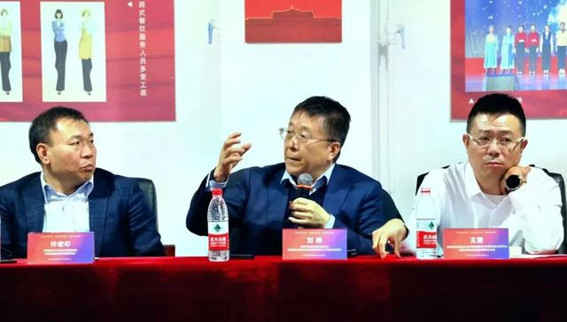 辽宁广告职业学院院长杨克做了关于如何促进生涯发展教育和开展生涯