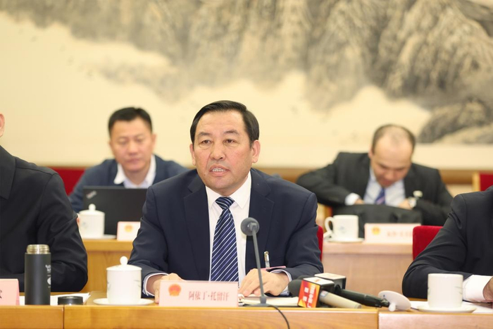 全国人大代表,新疆维吾尔自治区塔城地委副书记,行署专员阿依丁