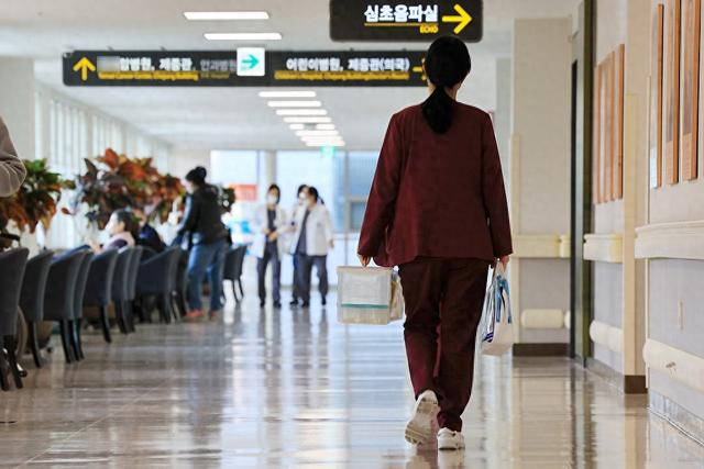 当地时间2024年3月8日，韩国首尔，一家大学医院，医疗人员工作。视觉中国 图