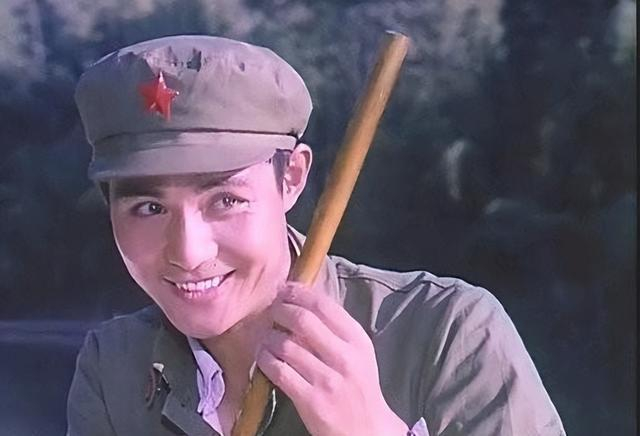 紧接着,沈冠初又接连在《新兵马强》,《陌生的朋友》等几部电影中出演