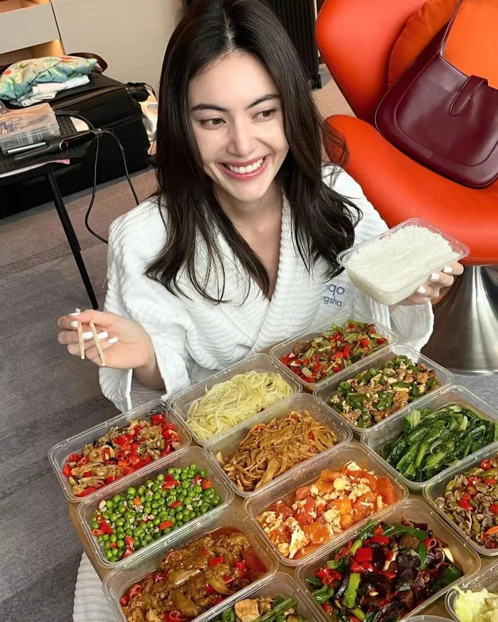 爆米花jennie穿迷你裙看秀miumiu请71岁阿姨走秀泰国顶流mai也来浪姐5