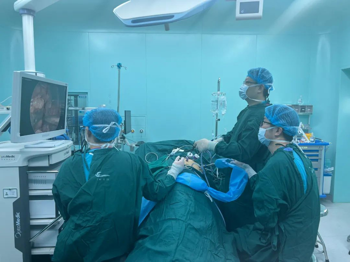 手术后,王某症状明显改善,且不需要长期口服激素替代治疗,但仍需长期